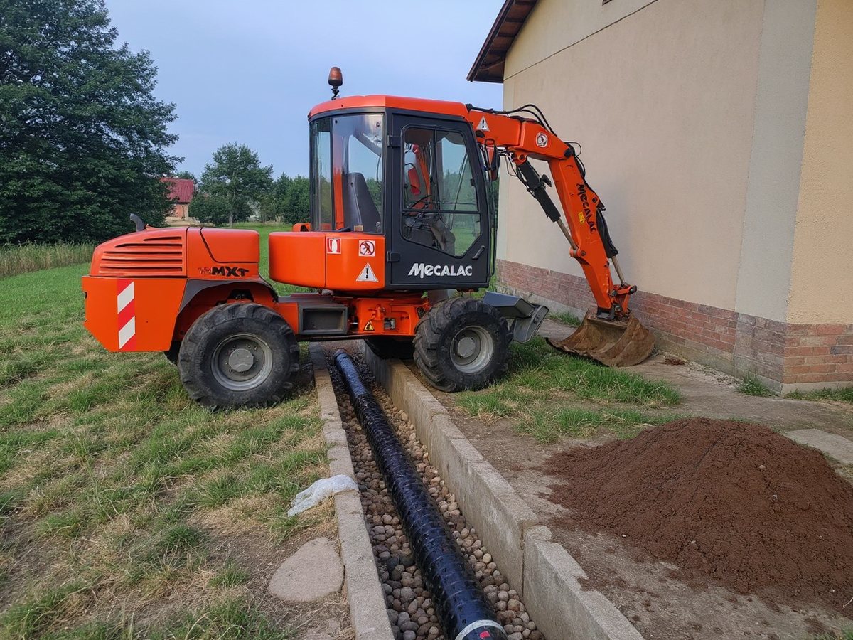 Rura drenarska w wykopie przy fundamencie domu